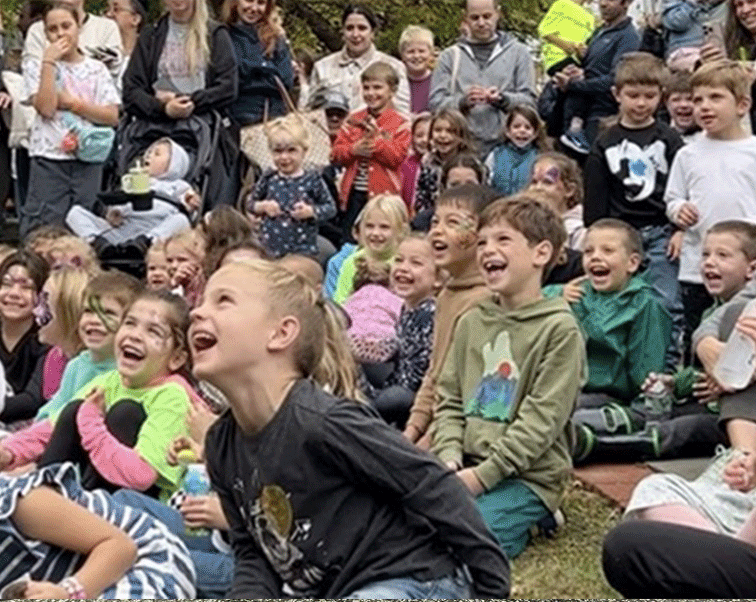 magical-dave-nyc-magic-shows-kids2 Group of children laughing and enjoying Magical Dave's show